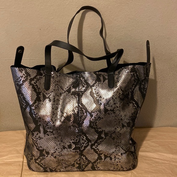 Guess Handbag - Picture 2 of 6